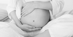 femme enceinte en noiret blanc